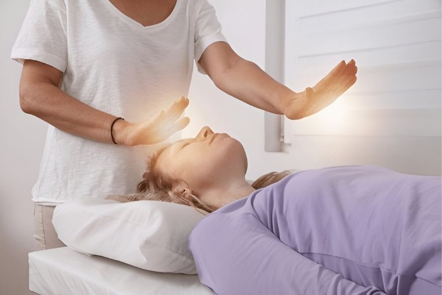 Reiki vs Pranic Healing: Key Differences and Which Energy Therapy is Right for You?
